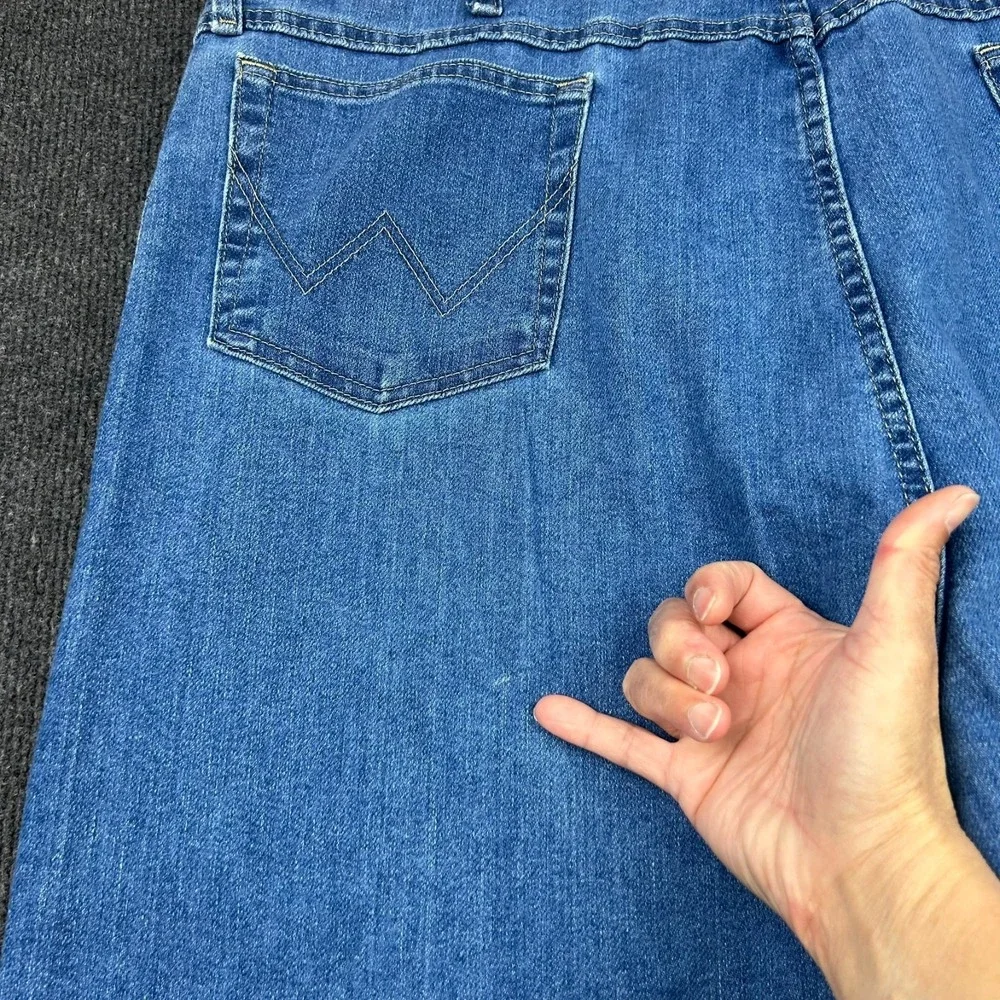 Wrangler Rugged Wear Jeans Mens 44x32 Blue Medium Wash Straight Denim Cowboy